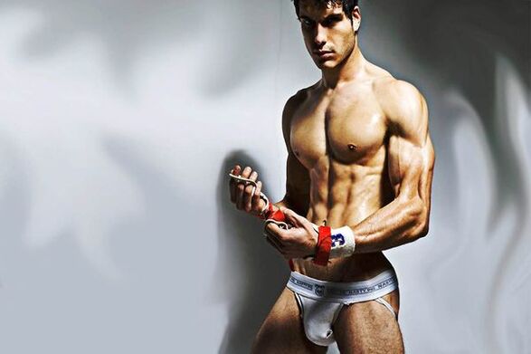 homme sexy qui a rapidement agrandi son pénis