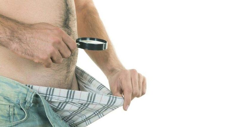 Un homme regarde dans ses sous-vêtements et pense à l'agrandissement du pénis avec de la limonade